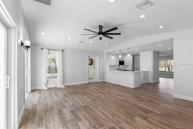 Building Photo - 731 Alda Way NE