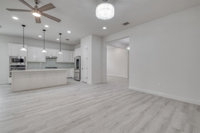 Building Photo - 14921 Iveans Way