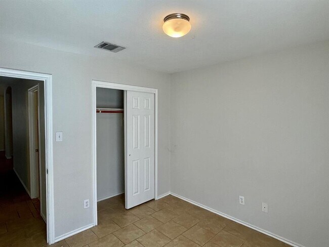 Building Photo - 112 Cowboy Cove