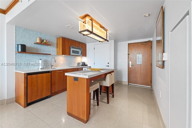 Building Photo - 6801 Collins Ave