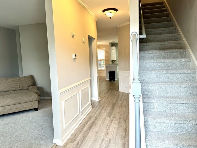 Building Photo - Spacious Townhome with a Private Courtyard in Westbury Park!