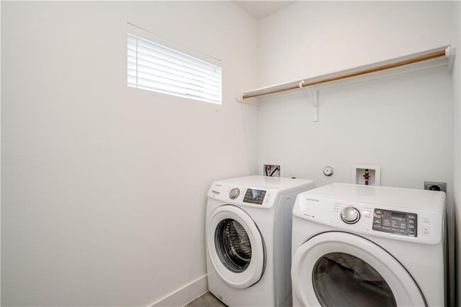 Building Photo - 3014 E 14th 1/2 St