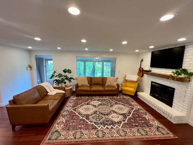 Building Photo - 6120 W Valley View Dr