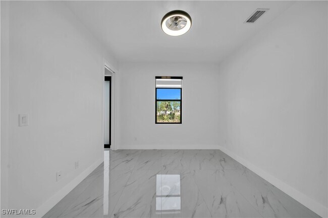 Building Photo - 903 NE 23rd St