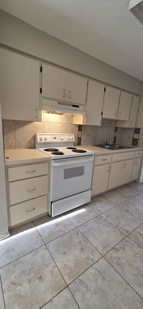 Building Photo - 2/1 Home in suberb location, pet friendly!