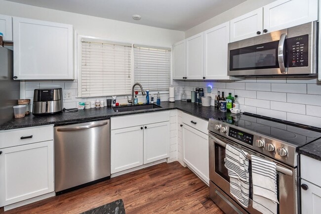Building Photo - 3 Bedroom 2 Bath Home in West Ashley Plant...