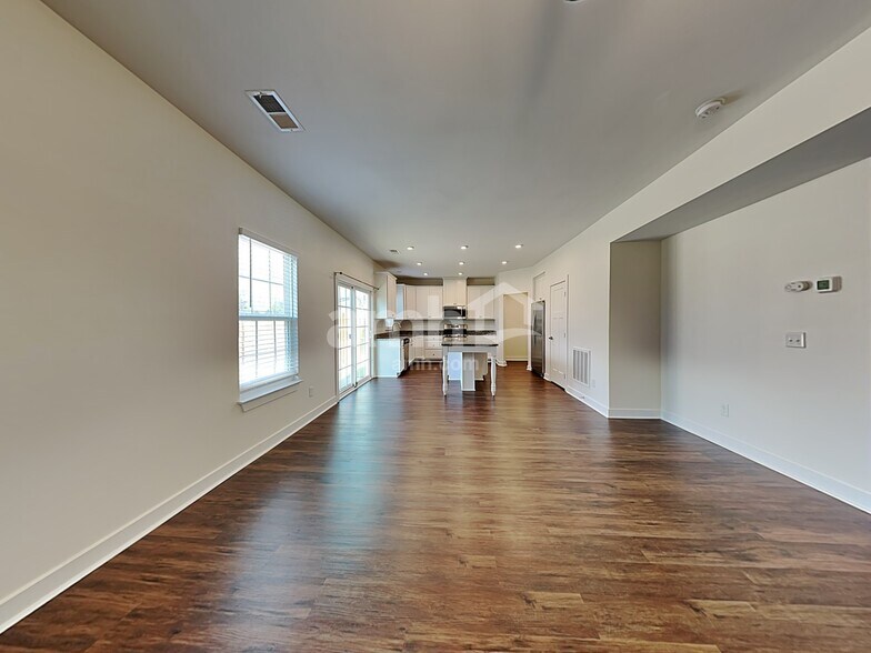 Building Photo - 136 Thames Valley Dr