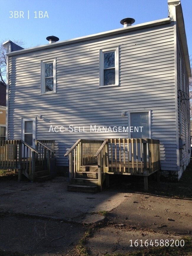 Building Photo - 956 Adams St SE