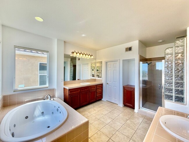 Building Photo - Elegant 5 Bedroom Home With Sweeping Staircase and Tons of Space!