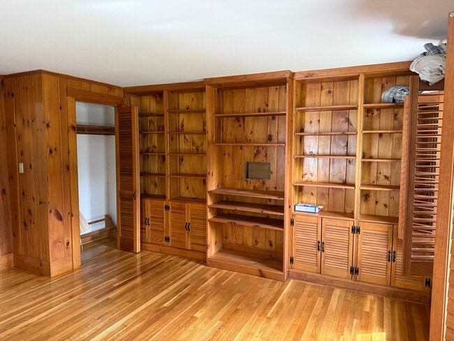 Building Photo - 3 Crescent St