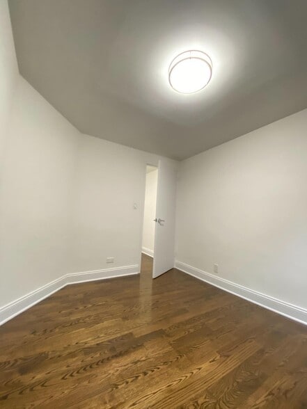 Building Photo - 240 E 82nd St