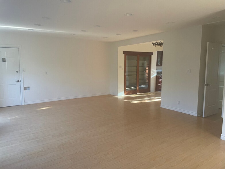 Building Photo - 8547 Airdrome St