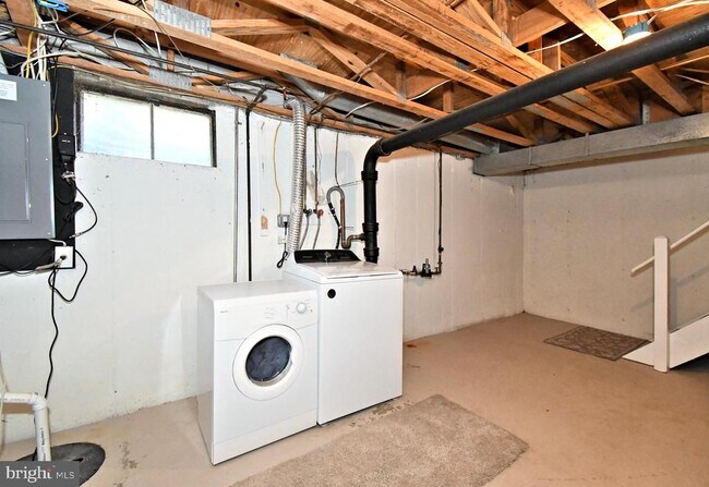Building Photo - 2489 Hillendale Dr