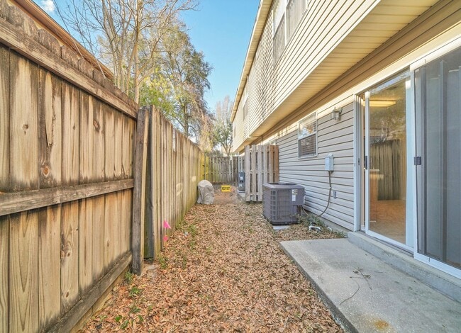 Building Photo - FWB Townhome