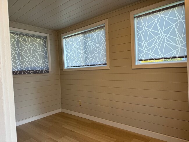 Building Photo - Charming 4 bedroom on 1+acre in Renton across from Benson Hill Elementary