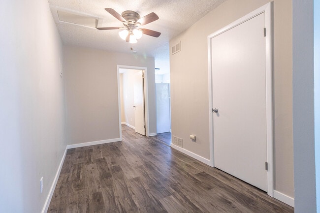 Building Photo - 2807 Flora Dr