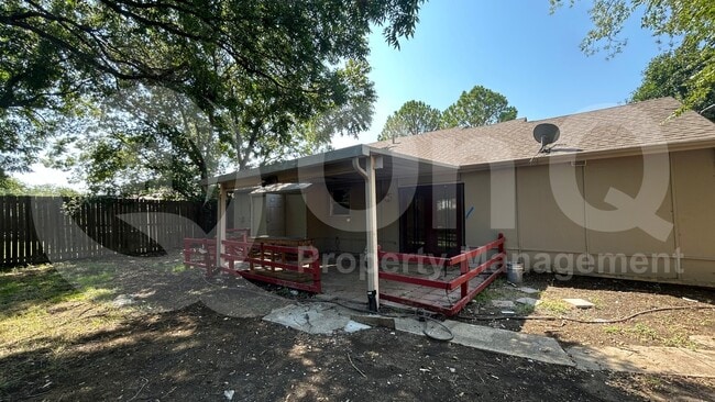 Building Photo - 807 Cavalier Dr