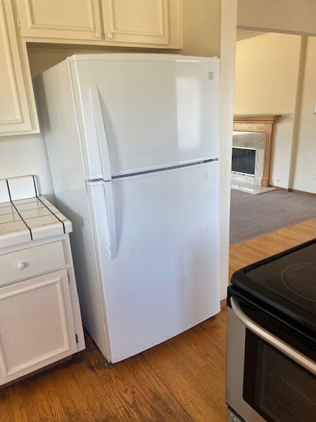 Building Photo - Four bedroom two and half bath on the uppe...