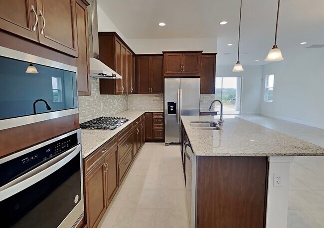 Building Photo - 15709 Vetta Dr