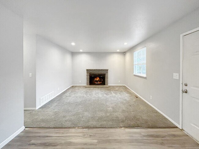 Building Photo - Honeysuckle Duplex