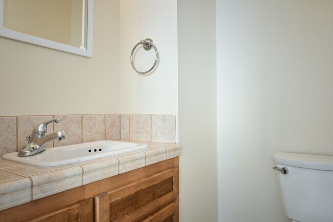 Building Photo - CONDO W/ A VIEW!!! CLOSE TO OHSU,PSU and M...