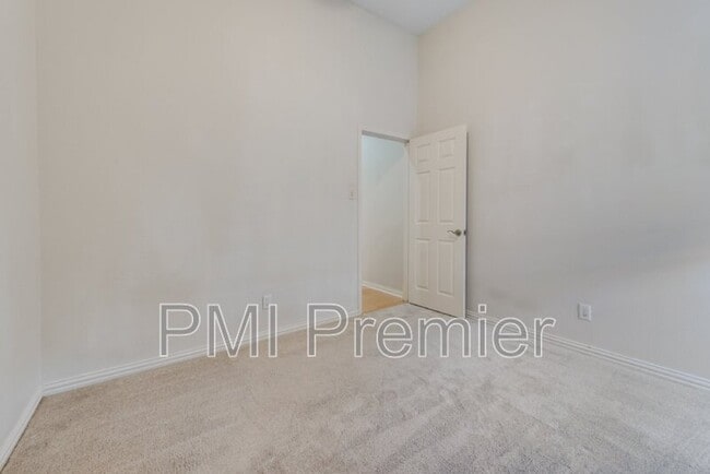 Building Photo - 2309 Kittyhawk Dr