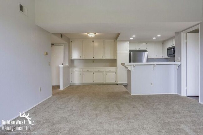 Building Photo - Breezy 2Bdm 2Ba Top-Floor Corner Condo with Mountain Views!
