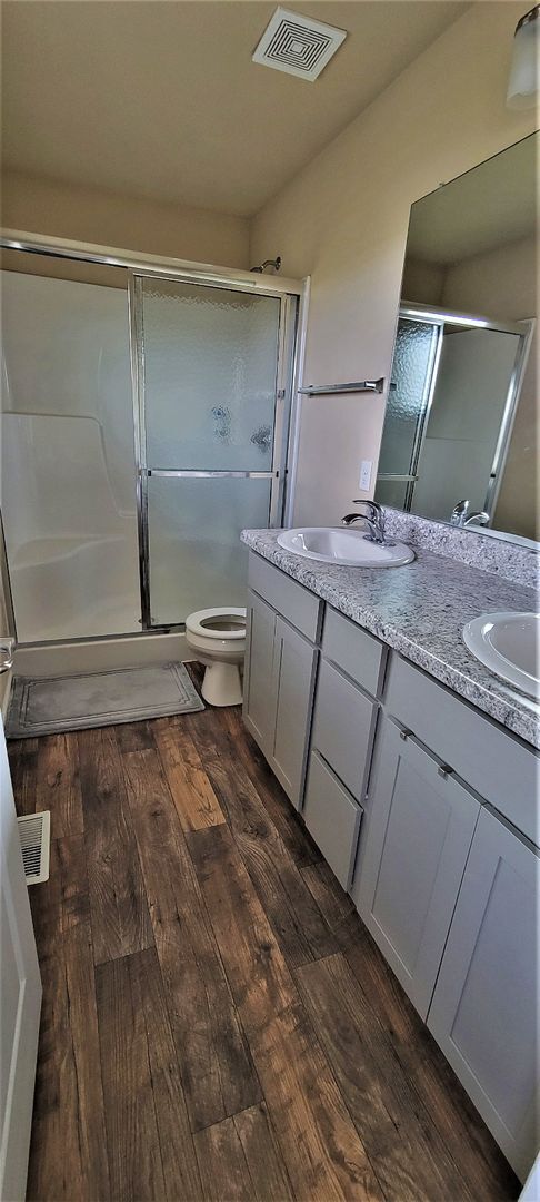 Building Photo - Must See Bennington Home!