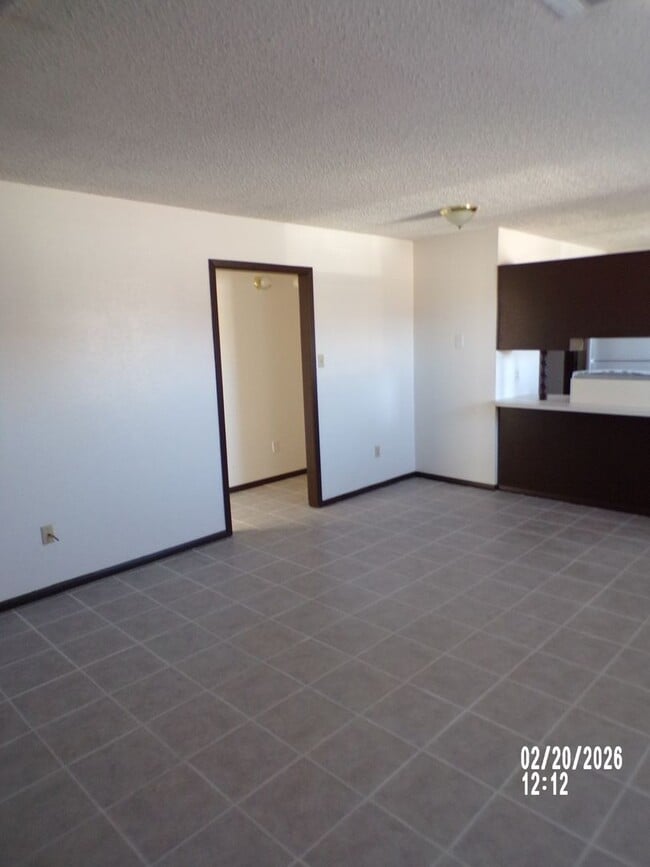 Building Photo - 2 STORY TOWNHOUSE , CLOSE TO SHOPPING AND RESTAURANTS