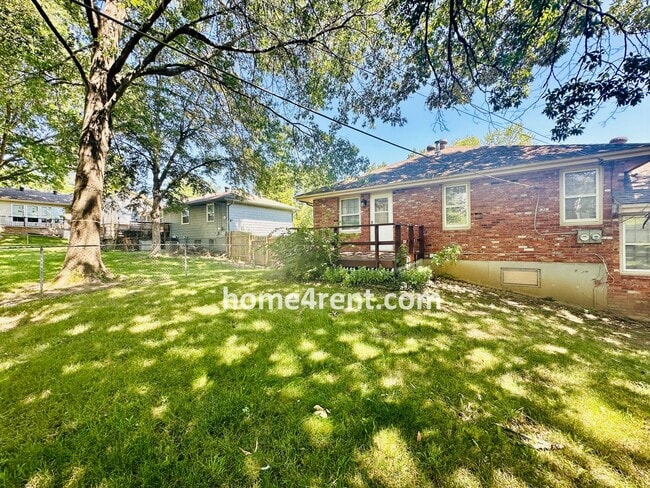 Building Photo - Updated Kitchen w/ Granite Counters, Subway Tile, SS Appliances