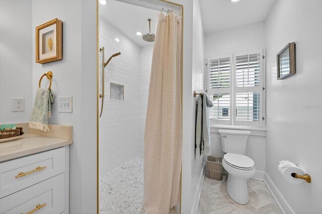 Building Photo - 235 10th Ave NE