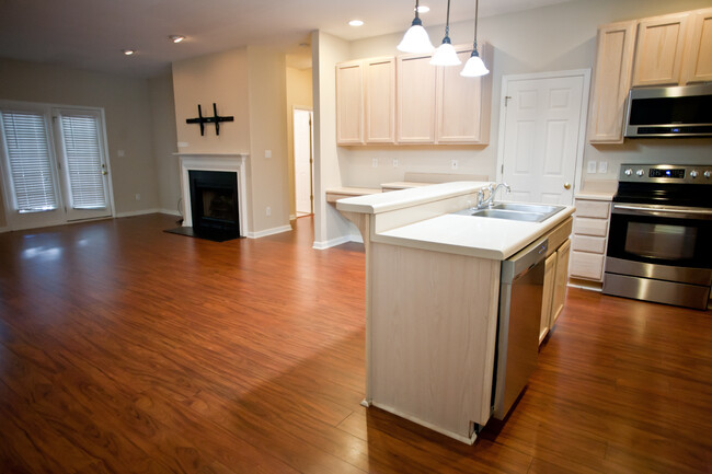 Building Photo - Spacious 3-Bedroom Ranch with Versatile Li...