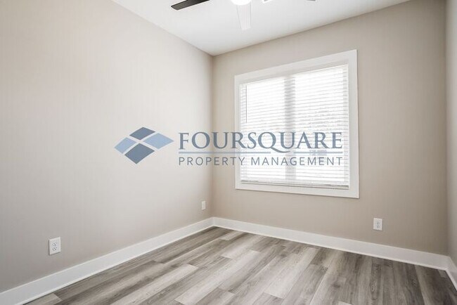 Building Photo - Townhome | Washer/Dryer Included | Back Pa...