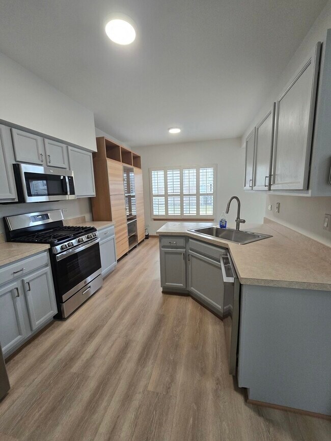 Building Photo - 4135 Oak Tree Ln