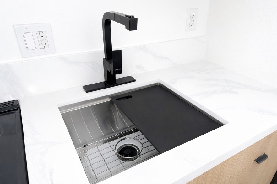 Building Photo - 12527 Cranbrook Ave