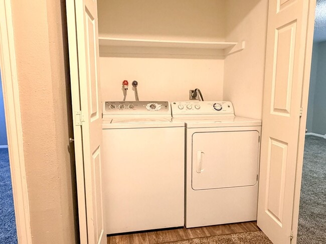 Building Photo - Updated Townhome with Covered Parking!