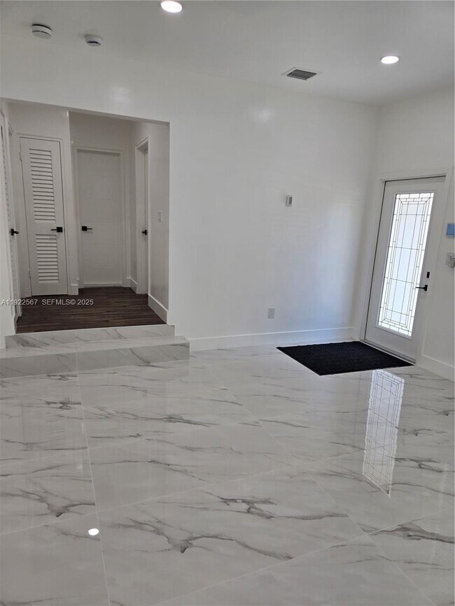 Building Photo - 987 NE 145th St