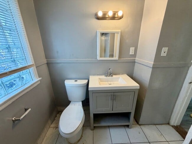 Building Photo - For Lease 3 bedrooms, 1 bath home in a nice area