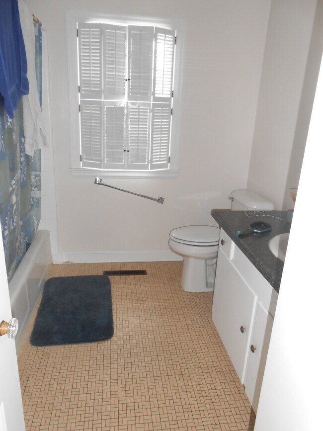 Building Photo - 3 Bed 1 Bath near UWEC! Available June 1st