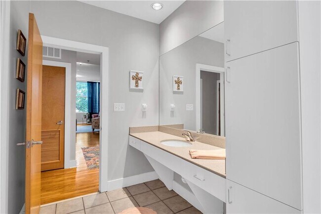 Building Photo - Prime Location