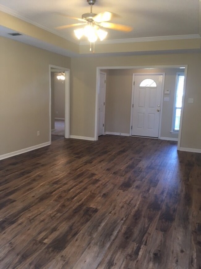 Building Photo - Charm & Convenience