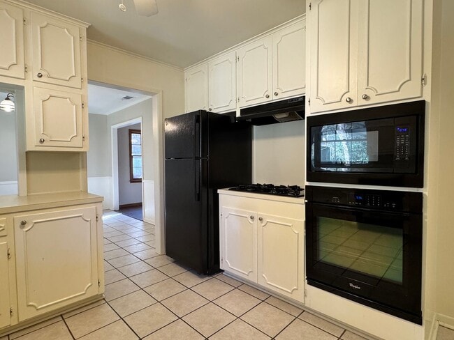 Building Photo - 2810 Roanoke Ln