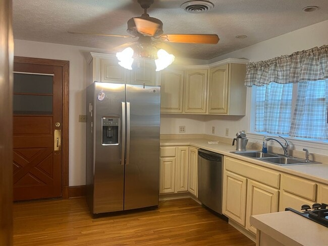 Building Photo - One Level Home! 3bed/1 bath with extra-lar...