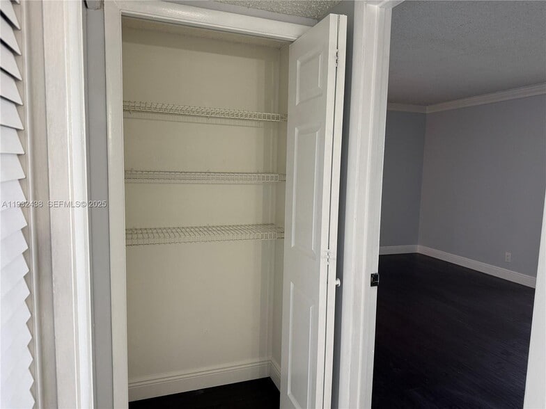 Building Photo - 185 Lakeview Dr