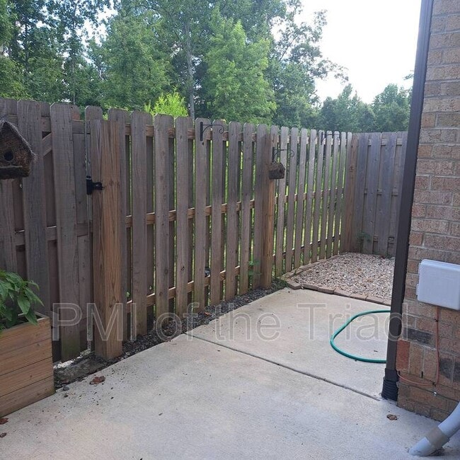 Building Photo - 811 Silver Leaf Dr