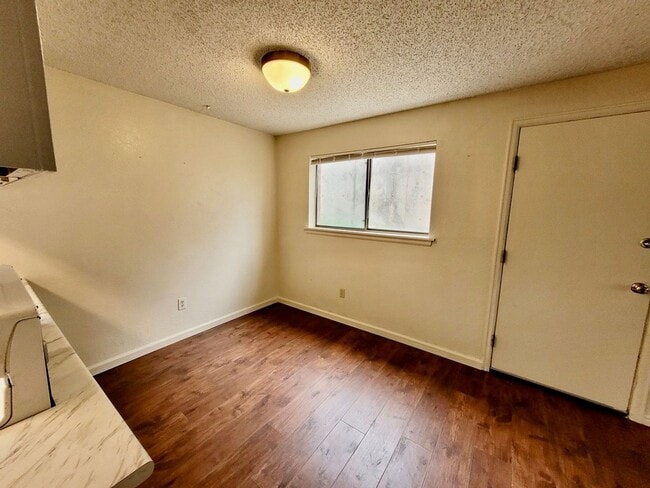 Building Photo - 508 E 7th St