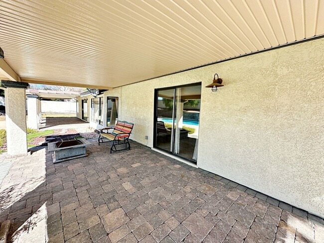 Building Photo - Green Valley Luxury Single Story: Pool, Putting Green, 4 Bedrooms, SOLAR!