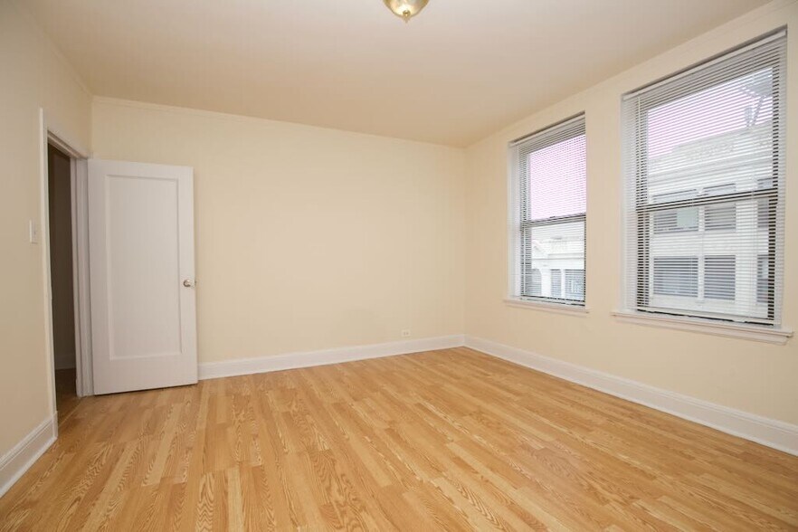 Building Photo - 3335 W Diversey Ave