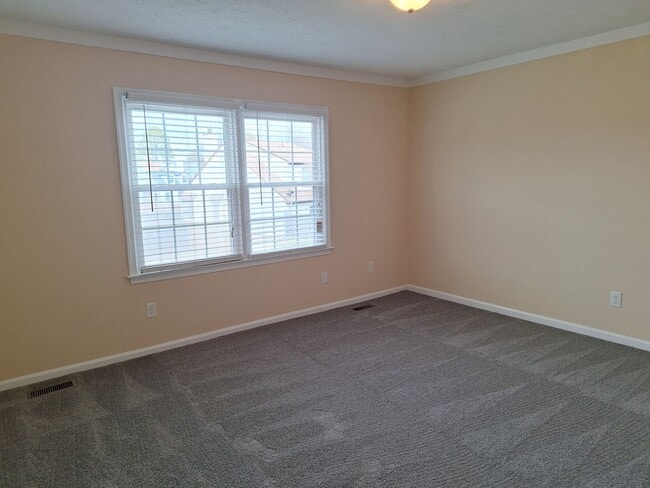 Building Photo - 38 Parkway Dr