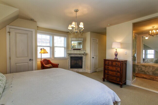 Building Photo - 2 S Dudley Ave